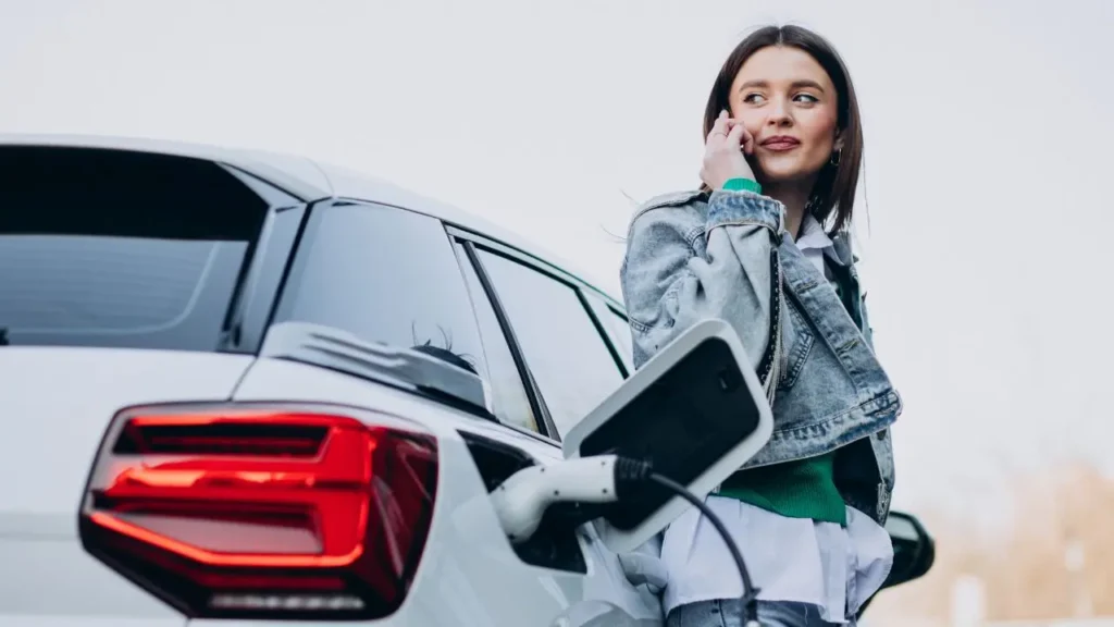 El precio del seguro de coche eléctrico desciende al madurar el mercado de movilidad eléctrica