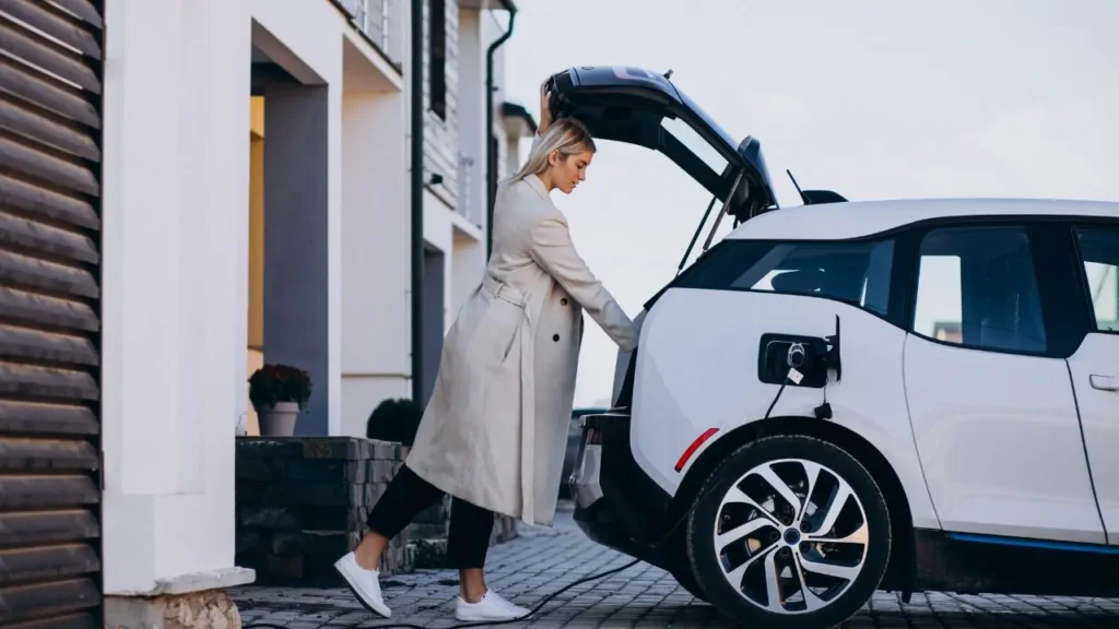 Algunas aseguradoras ofrecen descuentos en el precio del seguro de coche eléctrico si tienes cargador ecológico en casa