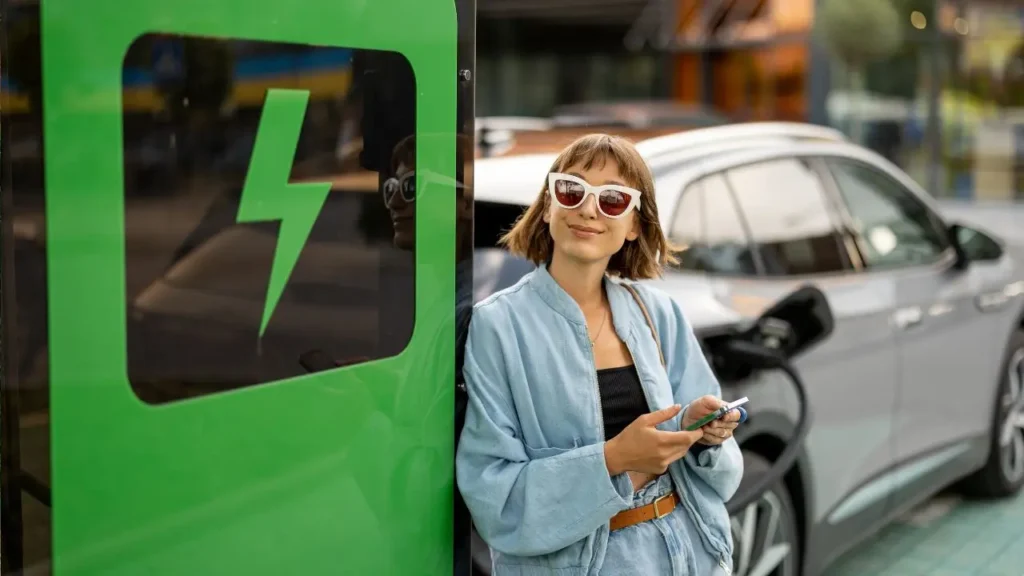 Las coberturas específicas de un seguro de coche eléctrico completo deberían incluir los daños relacionados con puntos de carga, cables y baterías