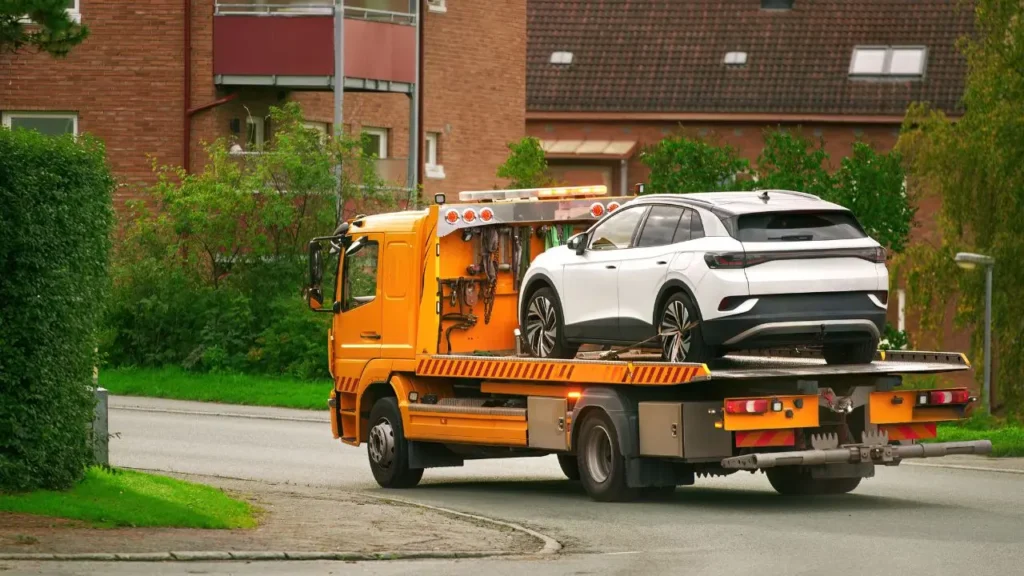 Un buen seguro de coche eléctrico debe tener acceso a grúas de plataforma para evitar dañar el vehículo