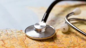 La hospitalización en un viaje no solo implica atención médica, sino también desconocimiento del sistema y, en muchos casos, pagos inmediatos