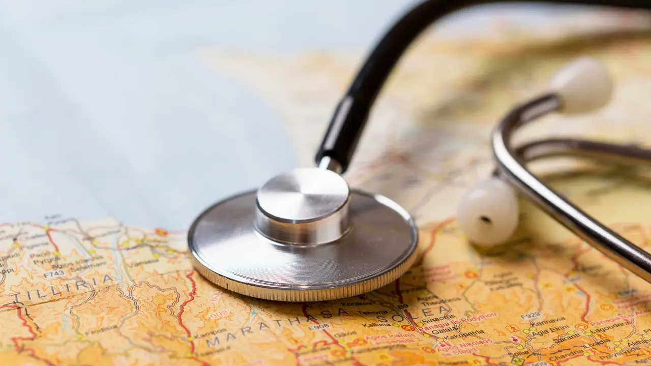 La hospitalización en un viaje no solo implica atención médica, sino también desconocimiento del sistema y, en muchos casos, pagos inmediatos