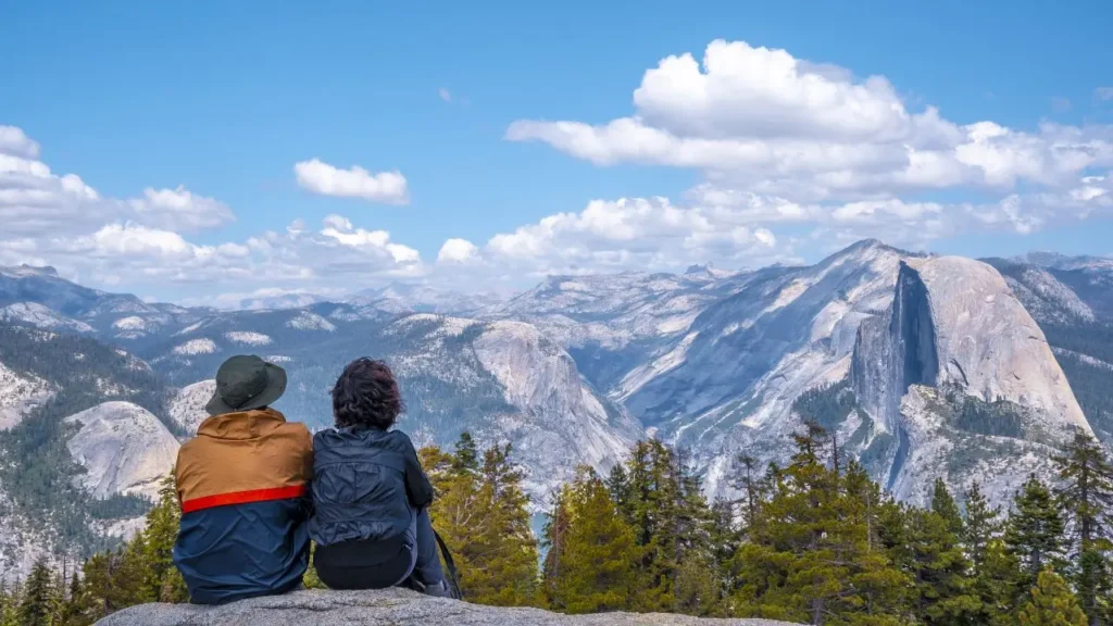 Vista de una pareja en Yosemite que ha contratado un seguro de viaje en Semana Santa