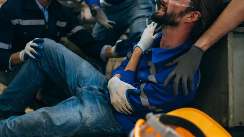 Vista de un obrero herido, por lo que se activa la reclamación al seguro de responsabilidad civil para empresas