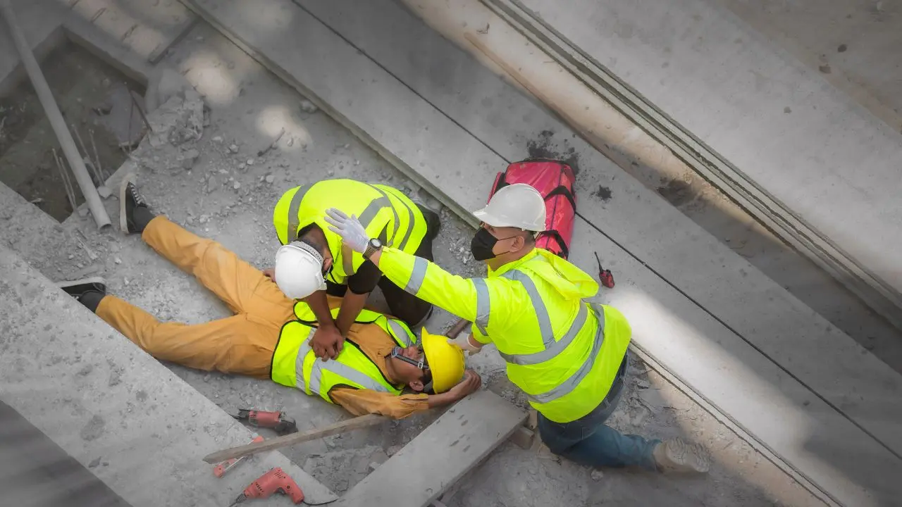 El seguro de responsabilidad civil para empresas es el respaldo que tiene un negocio cuando alguien reclama por un daño causado en el desarrollo de tu actividad