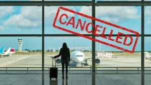 Una mujer sin seguro de viajes con cancelación de vuelos se queda tirada en el aeropuertos