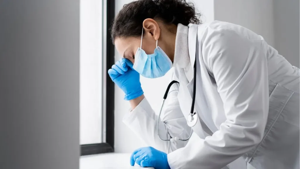 Vista de una doctora que acaba de cometer una negligencia y no tiene seguro de RC para médicos