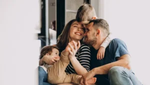 Vista de una familia analizando una oferta para un seguro de vida vinculado a la hipoteca